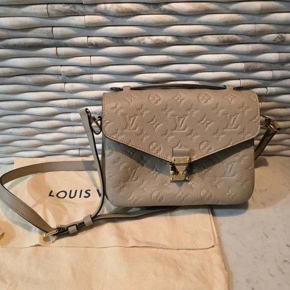 Louis Vuitton Pochette Metis Crossbody Bag - Picture 1 of 16